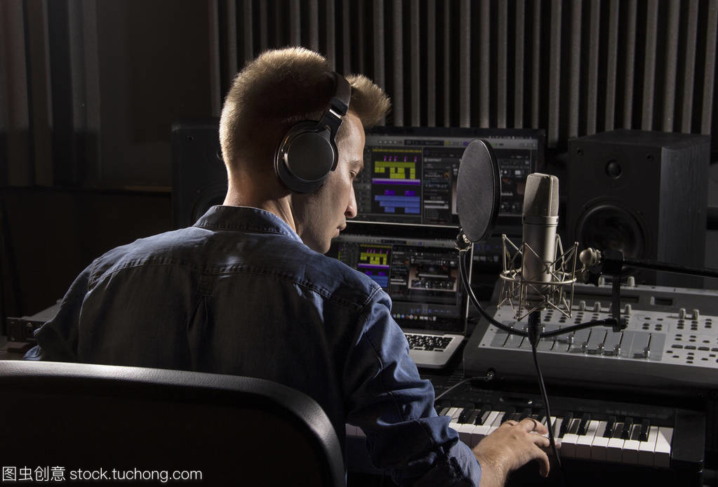 現(xiàn)代音響室中的音樂家 錄音制作的藝術與科技融合