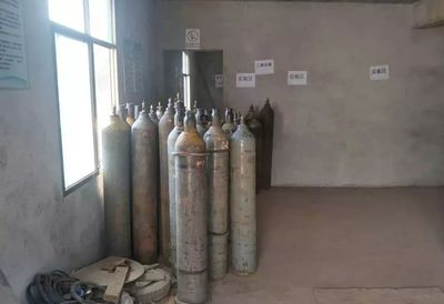 133個壓縮氣瓶藏身居民樓？！氣瓶放置不當，等于炸彈！——聚焦氟制冷劑批發亂象與安全警示